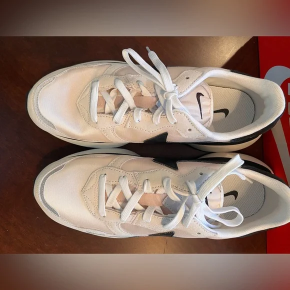 Nike Women's Sneakers in Cream and Black - Picture 5 of 9